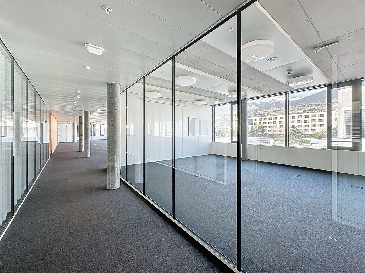 Bureaux vides avec cloisons vitrées et vue sur les montagnes