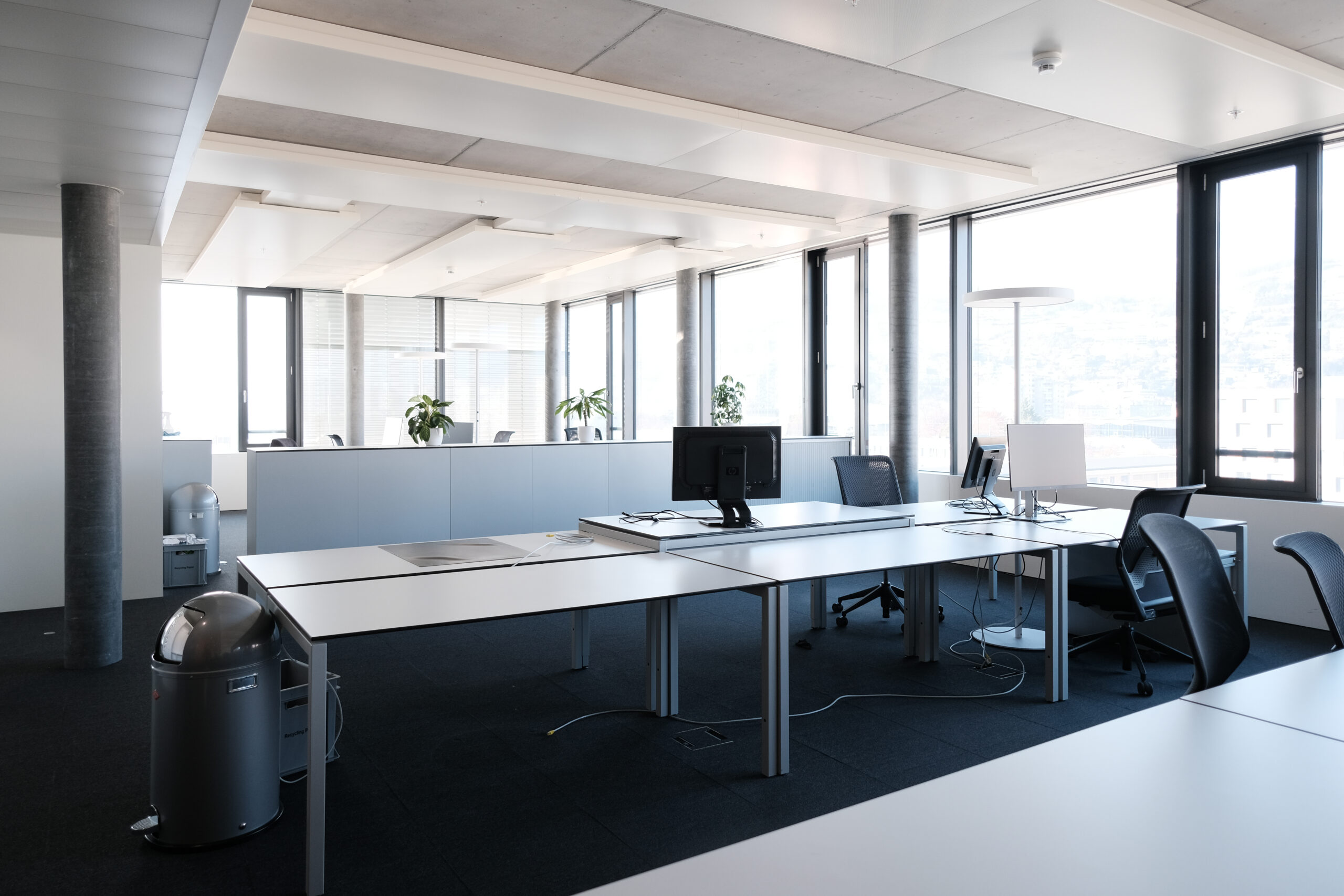 Bureaux équipés avec postes de travail et vue panoramique