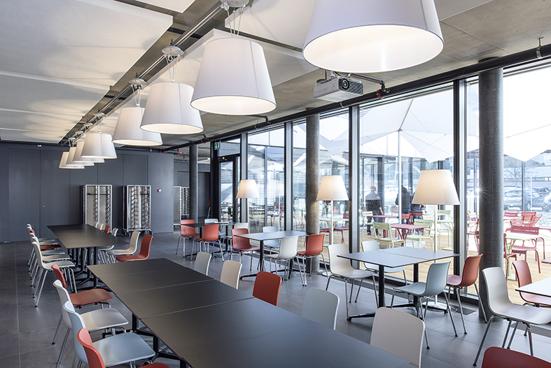 Cafétéria moderne avec tables et chaises colorées
