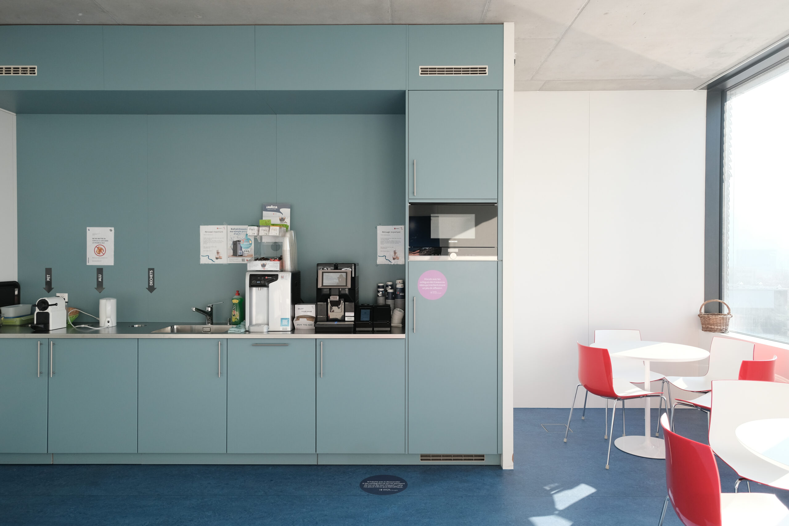 Cuisine équipée avec machine à café et espace détente