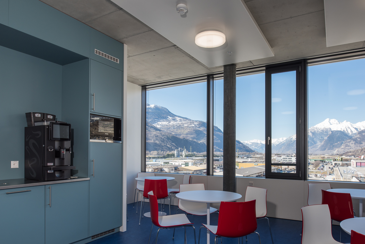 Espace cuisine avec vue panoramique sur les Alpes