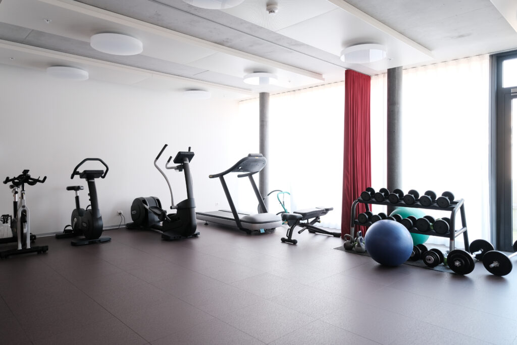 Salle de fitness équipée avec machines cardio et poids