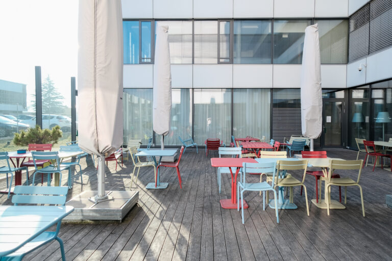 Terrasse extérieure en bois avec mobilier coloré