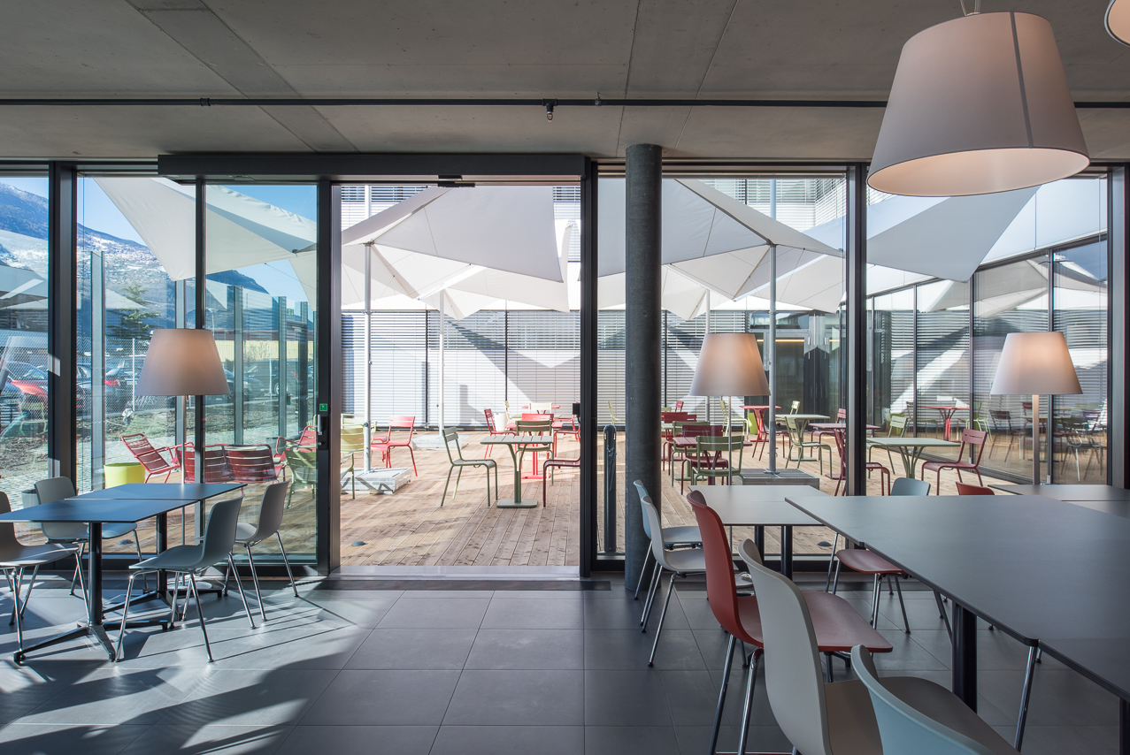 Vue intérieure donnant sur le patio avec parasols