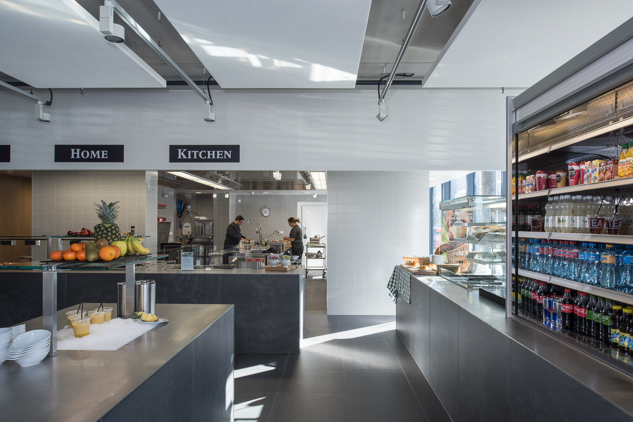 Restaurant avec comptoir de service et cuisine professionnelle