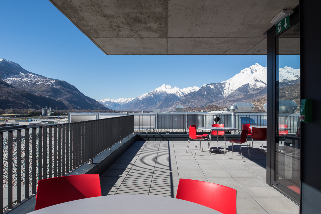 Terrasse panoramique avec vue sur les montagnes